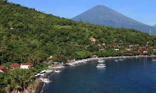 Pelabuhan fast boat di pantai Amed